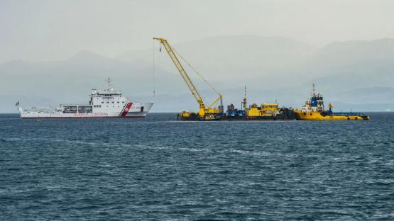 Bayesian salvage operation BEGINS off Sicily coast with two cranes, divers & robots nearly a year after yacht tragedy