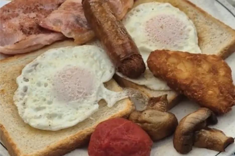 ‘Did you expect smoked salmon?’ Brit slammed for complaining his staggeringly cheap Benidorm fry-up tasted ‘low quality’