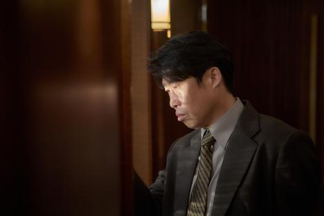 Lee Je Hoon, Yoo Hae Jin, Son Hyun Joo, And Choi Young Joon Become Entangled During A Financial Crisis In “Big Deal” 9