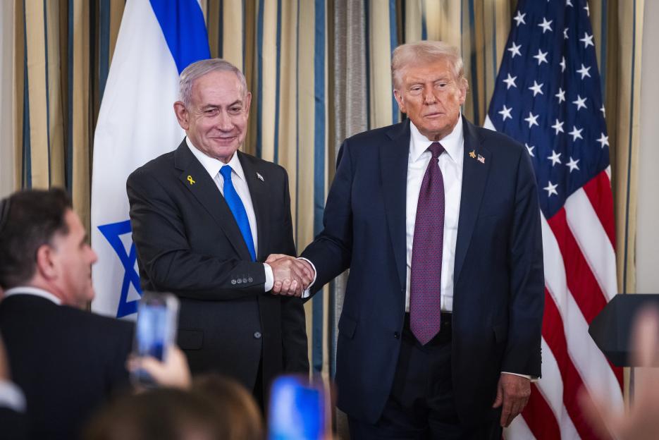United States President Donald Trump and Israeli Prime Minister Benjamin Netanyahu shaking hands.