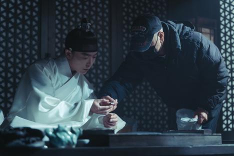 Lee Jae Wook, Jo Bo Ah, And More Show Warm Chemistry And Dedication Behind The Scenes Of “Dear Hongrang”; 5