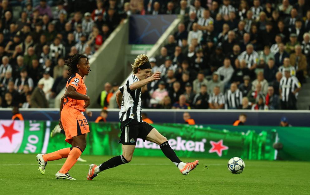 Newcastle United's Anthony Gordon scores their first goal.