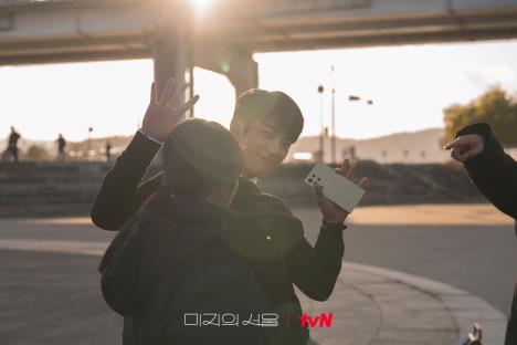 Park Bo Young And Jinyoung Brighten The Set With Their Playful Chemistry In “Our Unwritten Seoul” 7