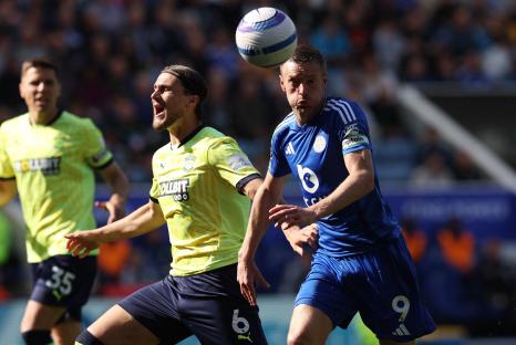 Southampton's Taylor Harwood-Bellis and Leicester City's Jamie Vardy vying for the ball.