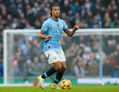 Nathan Aké of Manchester City playing soccer.