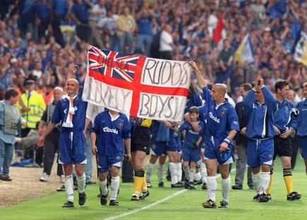 Gianluca Vialli and Frank Leboeuf holding a Ruud Gullit flag at the 1997 FA Cup Final.
