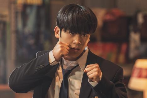 Lee Jung Ha Transforms From Top Student To Justice-Seeking Fighter In “ONE : High School Heroes”