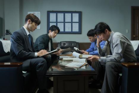Lee Je Hoon, Yoo Hae Jin, Son Hyun Joo, And Choi Young Joon Become Entangled During A Financial Crisis In “Big Deal” 11