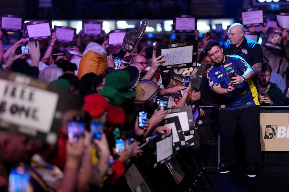 Luke Littler taking selfies with fans.