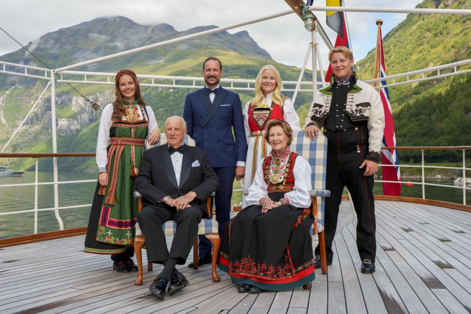 Group photo of the Norwegian royal family on a ship's deck.