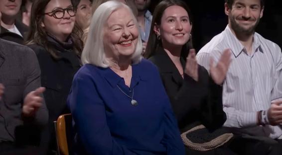Walton Goggins' mother and audience members applauding during his SNL debut.