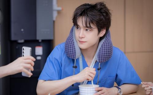 “Resident Playbook” Stars Say Goodbye + Thank Viewers Ahead Of Tonight's Finale 5