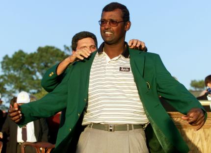 Vijay Singh receiving his green jacket after winning the 2000 Masters Tournament.