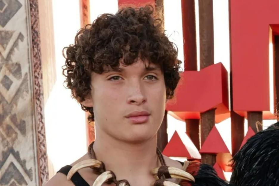 Nepo baby with A-list Hollywood dad and sitcom star mum walks the red carpet – can you guess his famous parents?