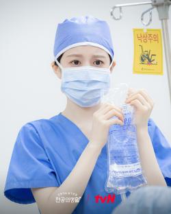 Go Youn Jung Comes Into Her Own During Residency Life In “Resident Playbook” 3