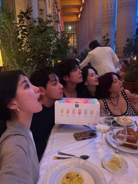 BTS&#8217;s V, Park Bo Gum, And Suzy Pose Together For Adorable Photos At CELINE Show In Paris 3