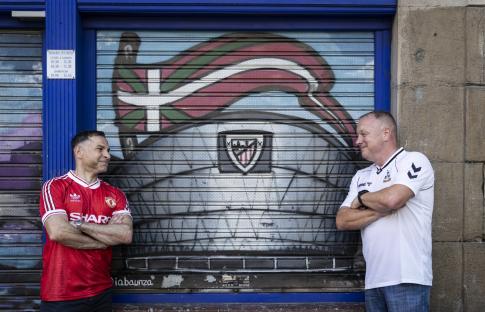 BILBAO, SPAIN - MAY 20: A Manchester United fan and Tottenham Hotspur fan pose ahead of the UEFA Europa League Final 2025 between Tottenham Hotspur and Manchester United at Nueva Plaza on May 20, 2025 in Bilbao, Spain (Photo by Ryan Pierse/Getty Images)