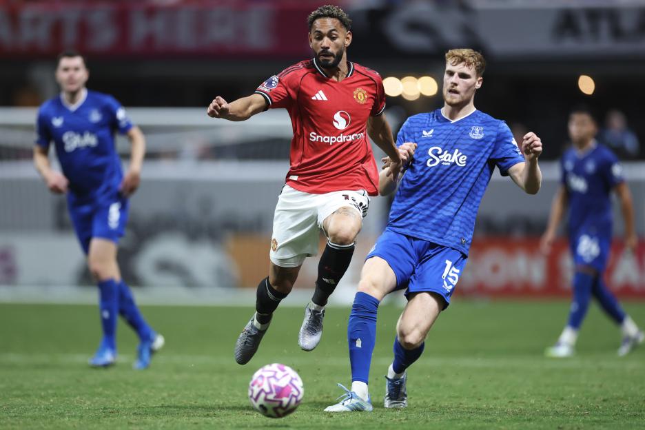 Matheus Cunha of Manchester United challenges for the ball.