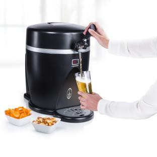 Blaupunkt 2-in-1 draught beer dispenser pouring beer into a glass.