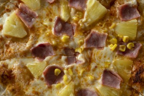 Close-up of Hawaiian pizza.