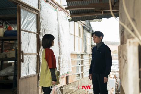 Park Bo Young Runs Into GOT7's Jinyoung While Pretending To Be Her Twin In “Our Unwritten Seoul” 3