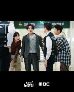 Jung Kyung Ho Causes Chaos At Hospital After Being Possessed By Ghost Client In “Oh My Ghost Clients” 5