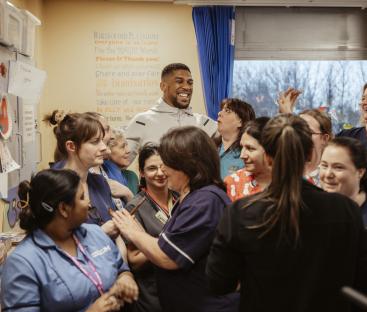 Anthony Joshua visiting a children's hospital ward.