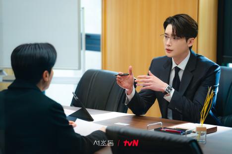 Lee Jong Suk Is A Skilled Associate Lawyer Who Enjoys Stability And Hearty Meals In &#8220;Law And The City&#8221; 4