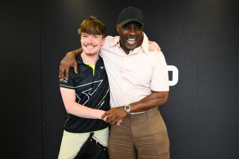 Dan Ticktum and Idris Elba posing together.