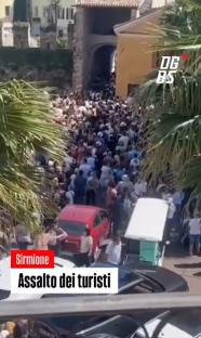 Horror vid shows tiny Italian town SWAMPED by 75,000 tourists in one weekend as visitors left crushed in narrow streets