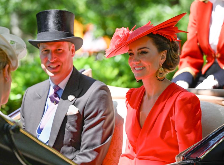 Prince William and Catherine, Princess of Wales, arriving in a carriage.