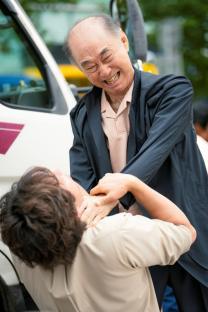 Han Ji Min Collapses On Son Suk Ku's Shoulder After He Is Attacked In “Heavenly Ever After” 5