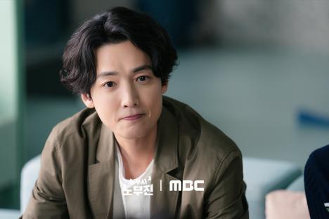 Jung Kyung Ho's Ability To See Ghosts Fuels His Job Dedication In New Drama “Oh My Ghost Clients”; 4