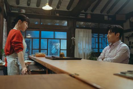 Kang Ha Neul Surprises Go Min Si At Her Restaurant In “Tastefully Yours”
