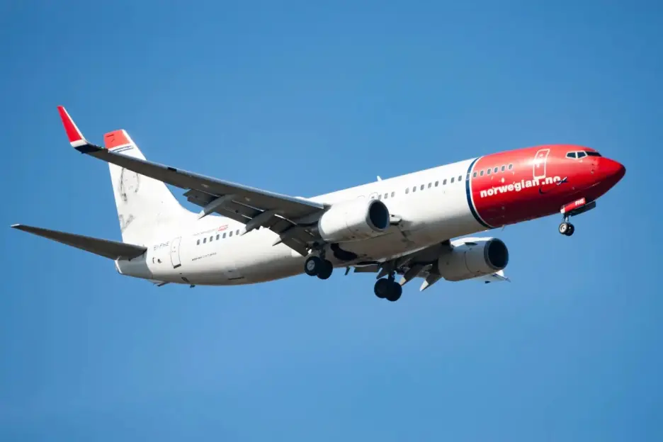 Norwegian Air Boeing 737 in flight.