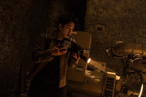 Kim Min Seok, Han Soo Ah, And Ryu Kyung Soo Are Caught In Unsettling Horror Of Mysterious &#8220;Noise&#8221; In New Film 10