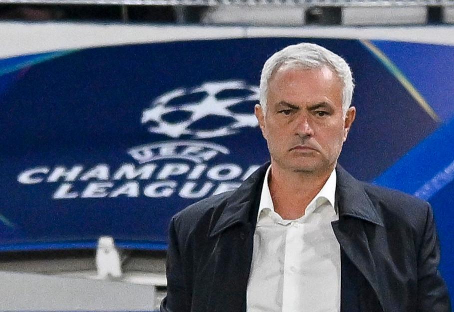 José Mourinho looks dejected during a UEFA Champions League match.
