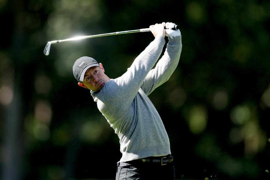 Rory McIlroy taking a golf swing.