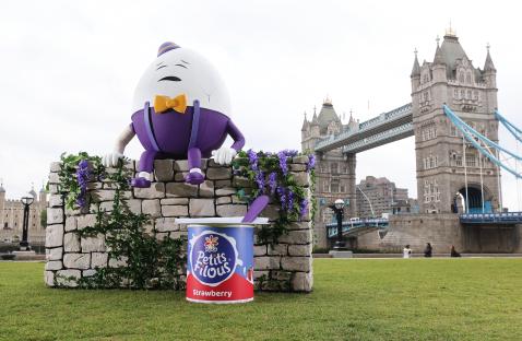 Huge sculpture of beloved children’s cartoon character appears next to iconic Tower Bridge