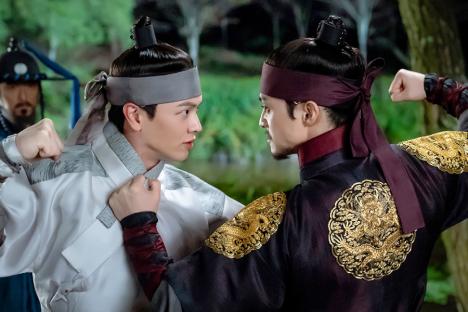 Yook Sungjae And Kim Ji Hun’s Tense Confrontation Turns Violent In “The Haunted Palace”