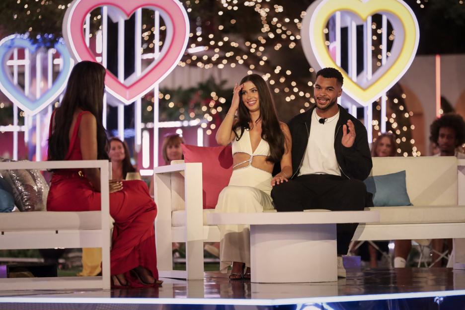 Yasmin Pettet and Jamie Rhodes on Love Island.