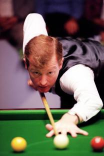 Steve Davis playing snooker.