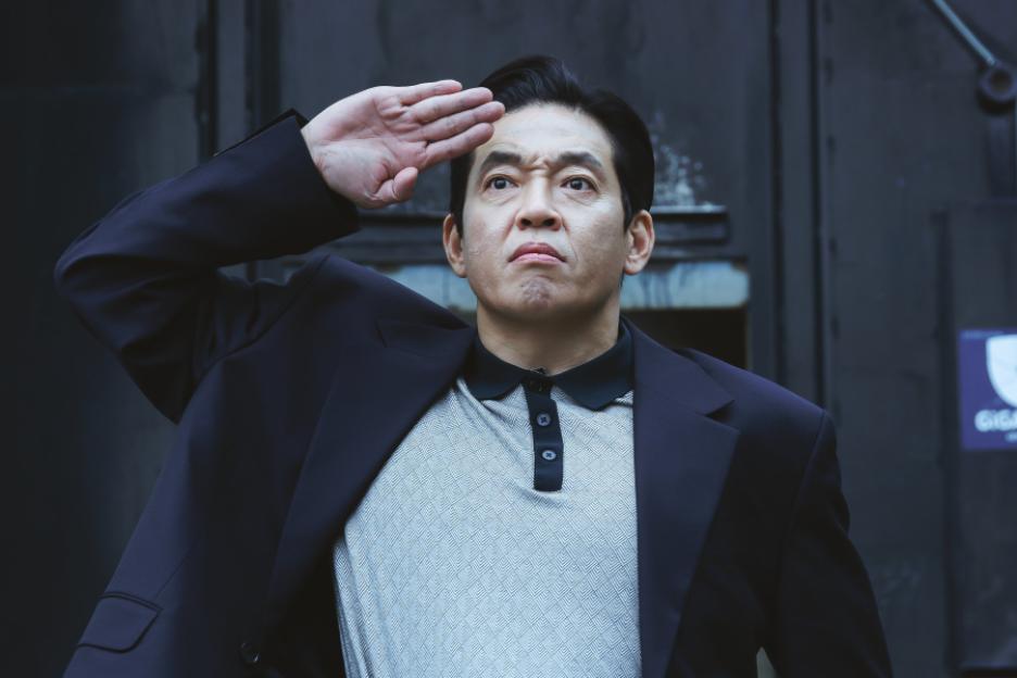 Park Ji Hwan Is The Only Gang Member Eager To Be The “Boss” In New Action Comedy Film