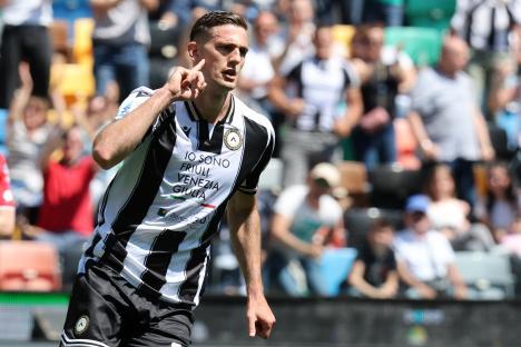 Lorenzo Lucca of Udinese celebrating a goal.