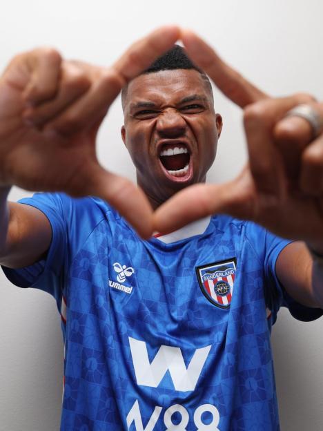 Reinildo Mandava Joins Sunderland & Becomes First Mozambican in the Premier League