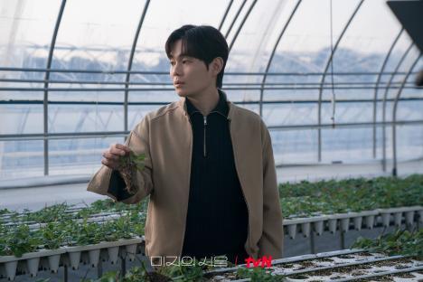 Jinyoung And Ryu Kyung Soo Stand As Pillars Of Support For Park Bo Young In New Drama “Our Unwritten Seoul”; 4