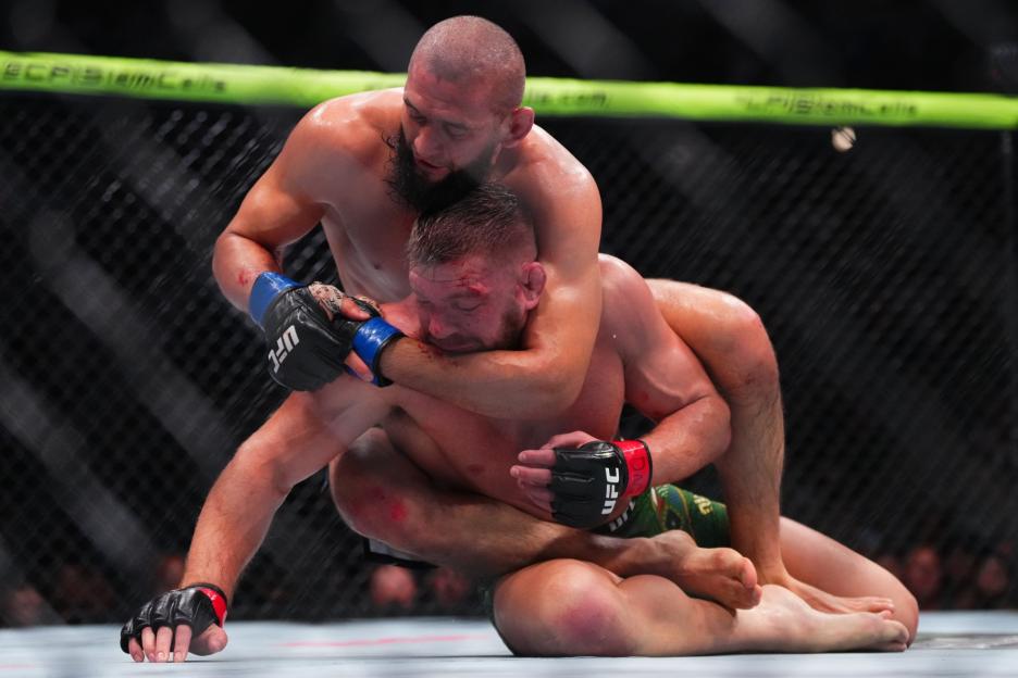 UFC 319 fans BOO Khamzat Chimaev and say same thing as he DOMINATES Dricus Du Plessis to win middleweight title