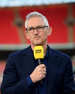 Gary Lineker presenting at a sporting event.