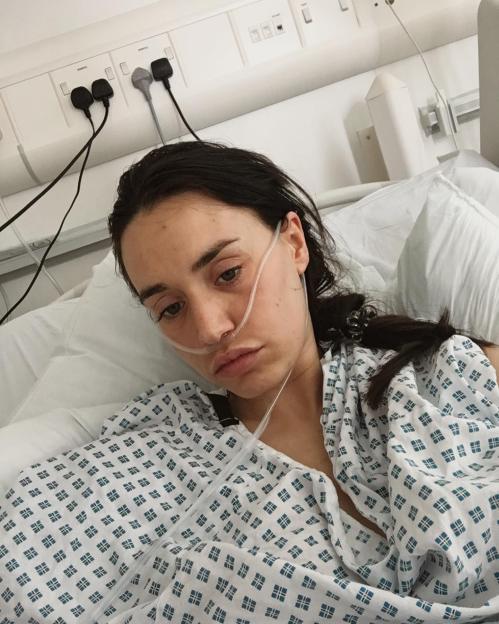 Pregnant woman in hospital bed with nasal cannula.
