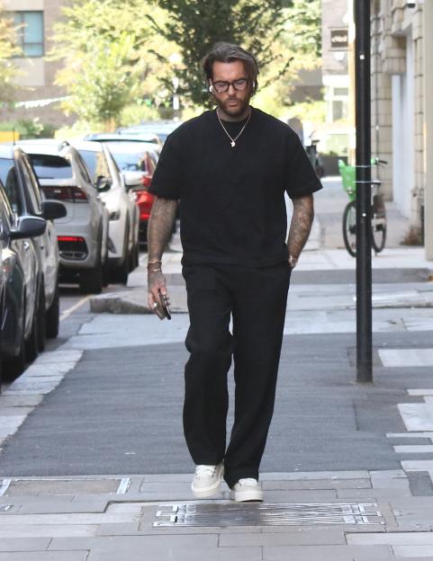 Pete Wicks walking down a city street.